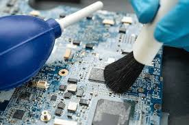 What’s the best way to apply isopropyl alcohol to clean a CPU?